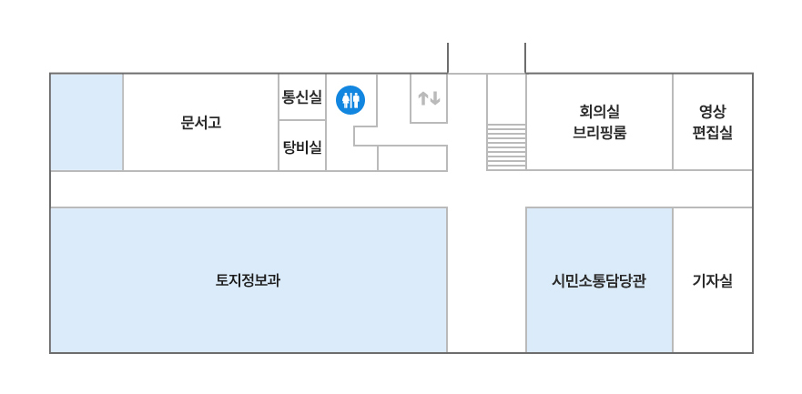 본관1층 메인출입구로 들어서면 좌측에 간이입구, 창고가 있습니다. 1층 좌측뒷편부터 우측방향으로 차례로 계단, 지적전산실, 지적창고, 세무전산실, 승강기룸, 중앙계단, 숙직실, 허가민원과, 건축물대장관리실, 우측계단, 허가민원과, 서고, 새마을 봉사과, 우측 입구가 있습니다.  1층 좌측앞쪽은 우측방향으로 차례로 토지정보과, 세무과 1, 중앙계단 옆으로 안내실, 세무과2, 징수과가 위치해 있습니다. 메인출입구 오른편에 작은출입구가 하나 더 있습니다.